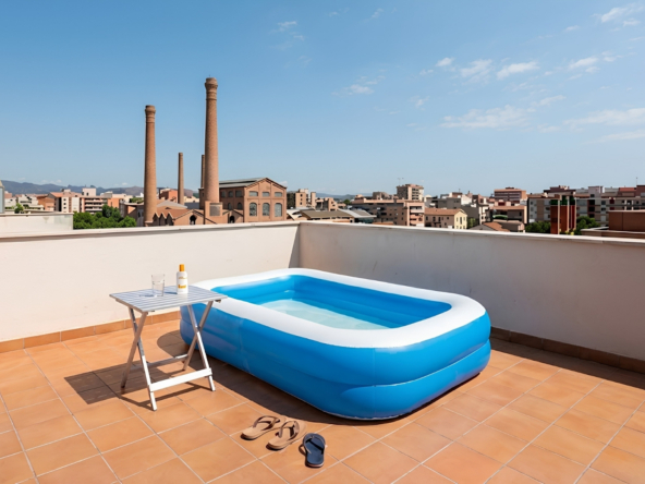 Piscina inflable instal·lada en una terrassa, generada per IA.